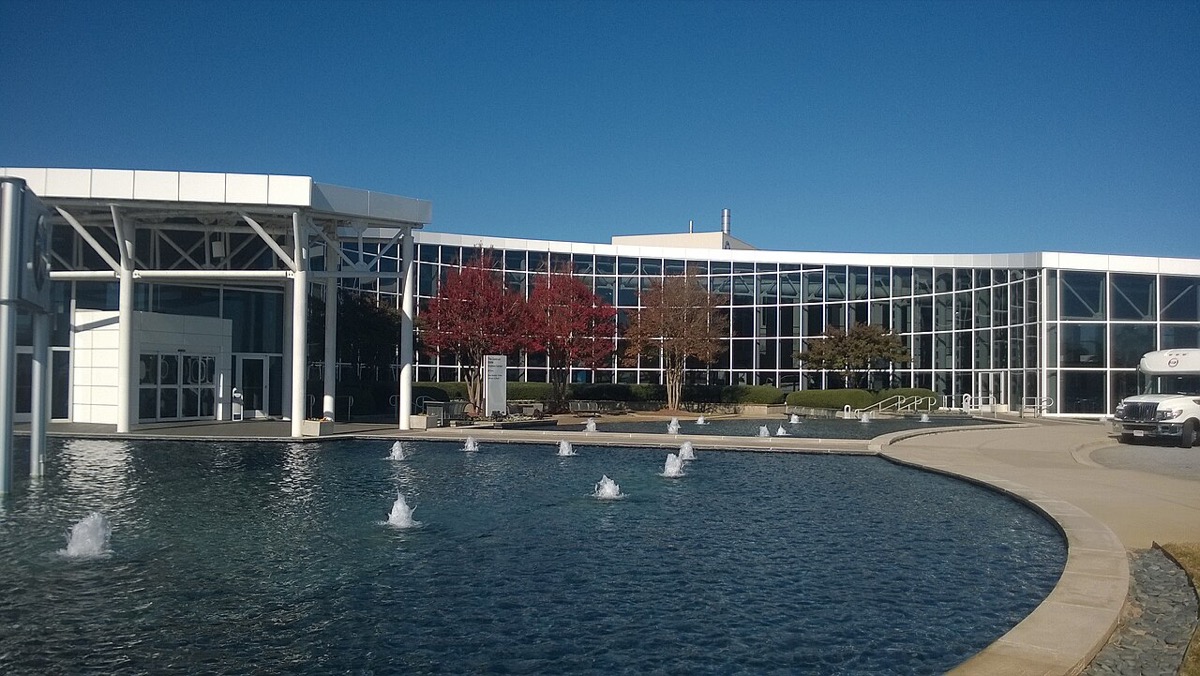The BMW Zentrum visitor center at the Spartanburg plant in Greer, South Carolina: a white glass-fronted building with a fountain pool in front